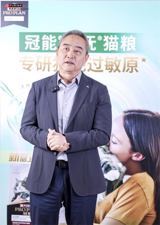 穿着西装笔挺的男子与配字AI 生成的内容可能不正确。