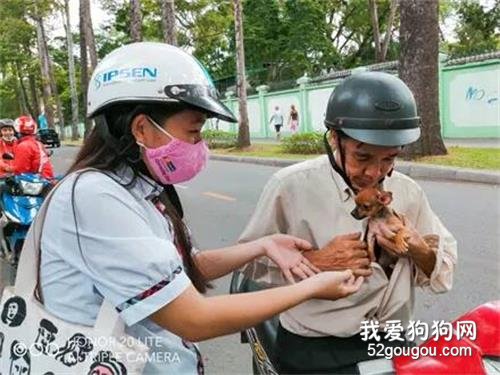 <b>女儿考试结束，父亲开车来接她，没想到还有一个大惊喜！</b>