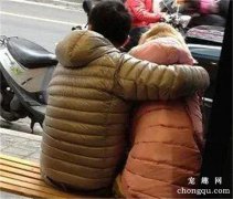 <b>遇到一对小情侣，可下一秒就笑出了声：女友尾巴露出来啦！</b>