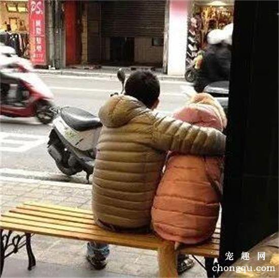 遇到一对小情侣，可下一秒就笑出了声：女友尾巴露出来啦！