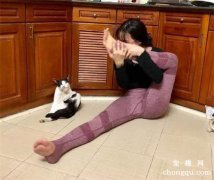 <b>猫在舔毛，女主看到后学着它的样子做瑜伽，猫都看懵了，哈哈！</b>